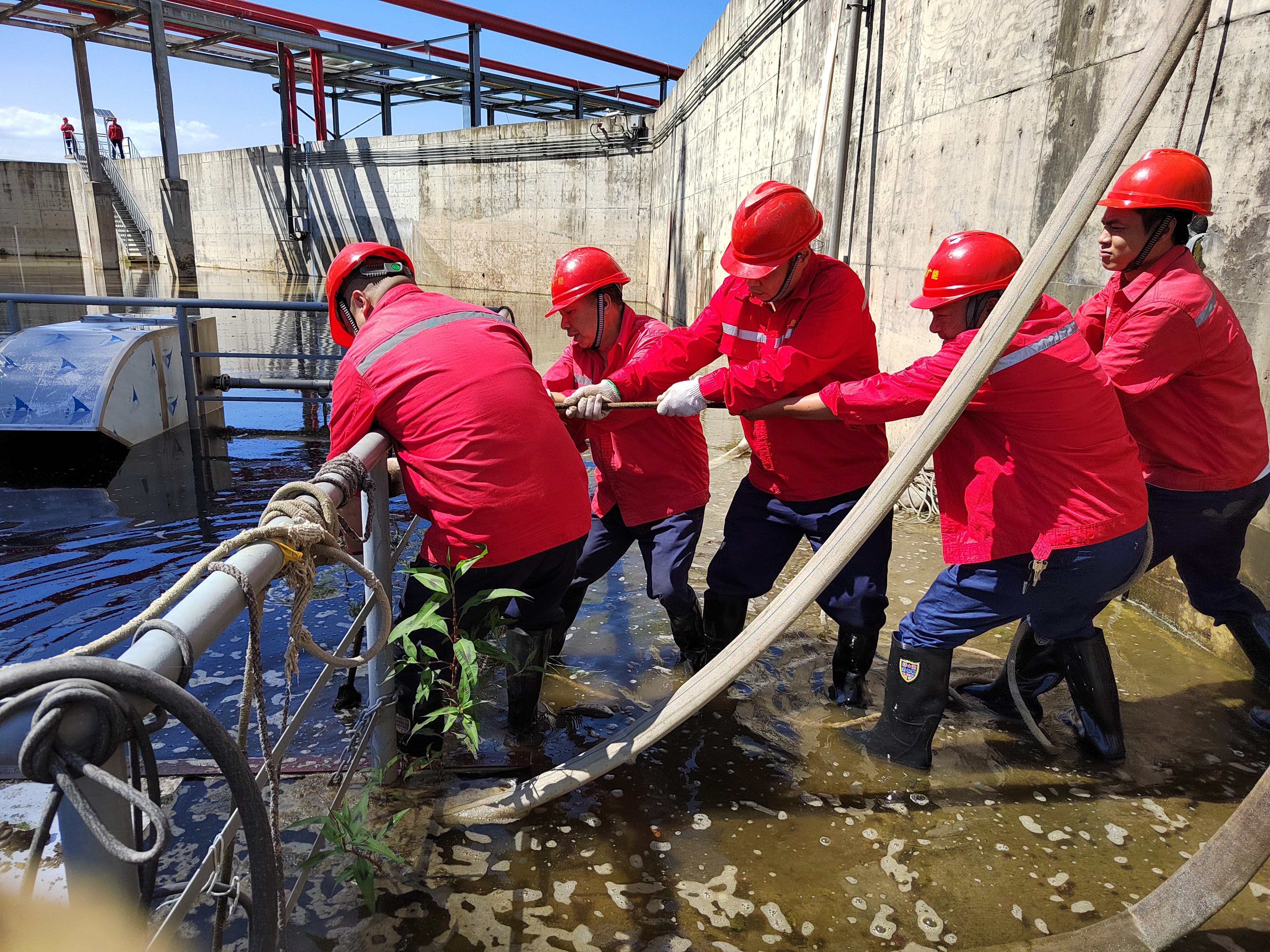 戰(zhàn)高溫 斗酷暑｜德陽發(fā)展人用汗水詮釋責任擔當